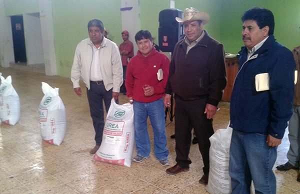 Reciben campesinos abono químico