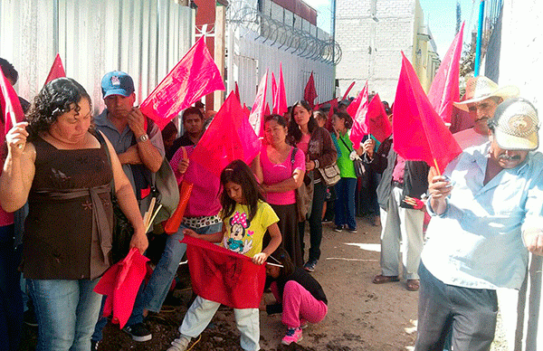 Antorchistas inician obra de electrificación en Miahuatlán