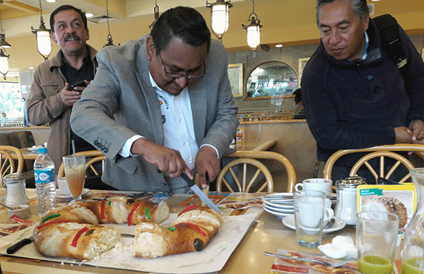 Comparten antorchistas rosca de reyes con periodistas