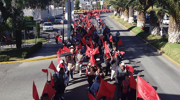 Marchan antorchistas para exigir que cesen amenazas