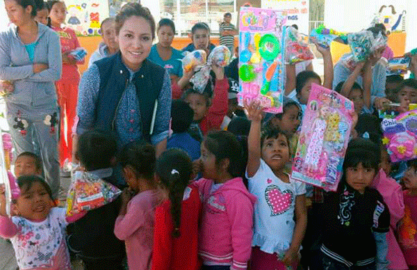 Alcalde entrega juguetes, dulces y ropa abrigadora en Armadillo de los Infante 