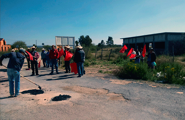  Habitantes de Villa de Ramos exigen que la JEC termine con obras de bacheo