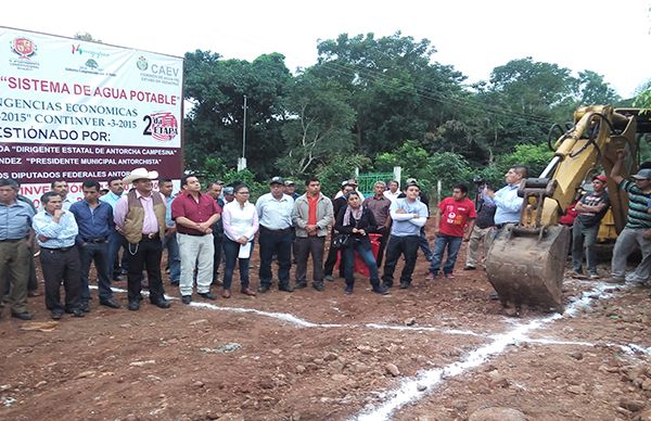 13 millones de pesos se invierten en introducción de agua potable en Mecayapan