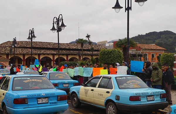 Estudiantes realizan cadena humana, exigen calidad educativa