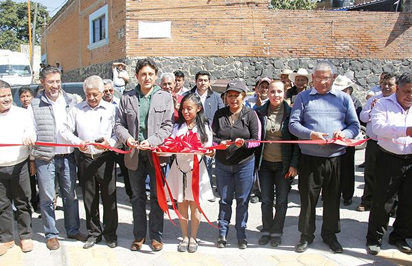 Inaugura Soraya Córdova pavimentación en Acuexcomac