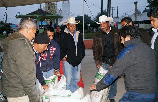 Entregan fertilizante a campesino de Teziutlán