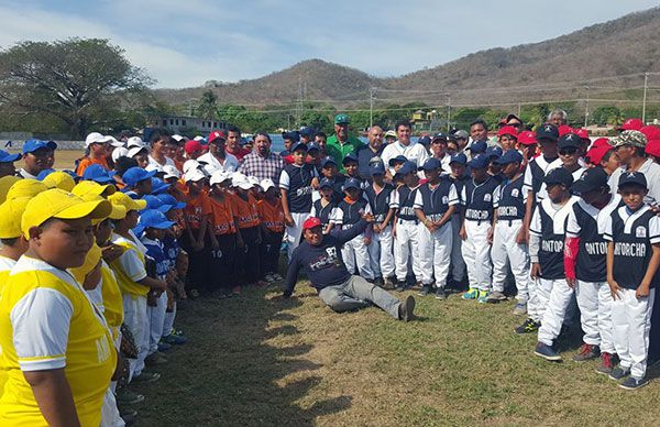 Entregan uniformes a  equipos de beisbol infantil