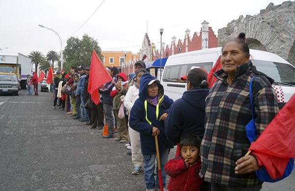 Realizan cadena humana contra Simarrón