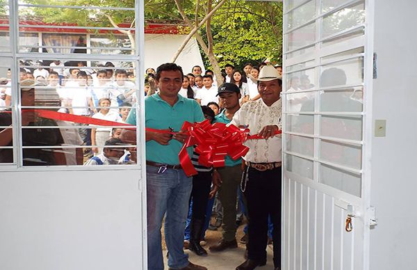 Alcalde antorchista inaugura aula en telesecundaria de Mecayapan