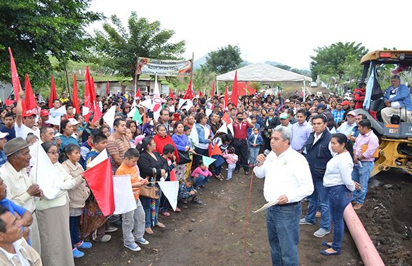 Inician obra de drenaje sanitario en colonia antorchista de Catemaco