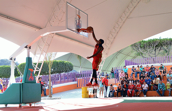 Adrenalina y destreza en competencia de basquetbol