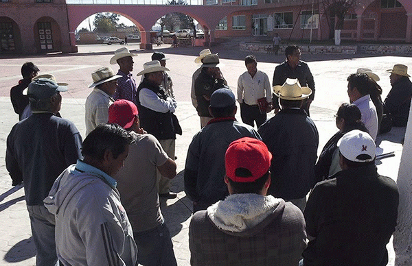 Campesinos de Villa Victoria exigen obras y servicios 