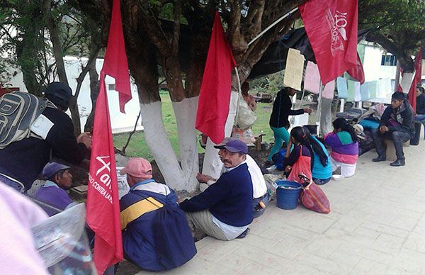 Cuatro días de plantón y alcalde de Matlapa no resuelve demandas 