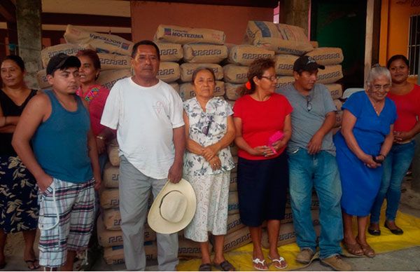 Colonos de Matías Romero reciben bultos de cemento