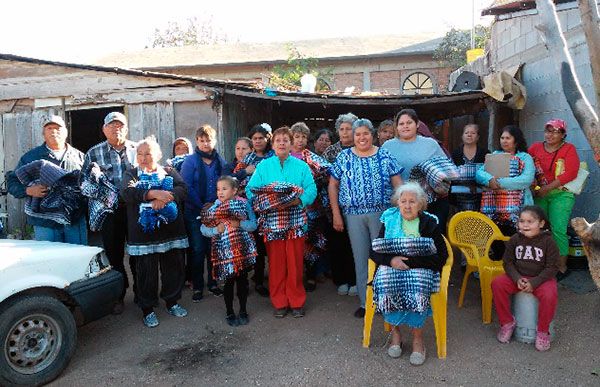 Vecinos del Ejido Guillermo Chávez Talamantes reciben cobijas