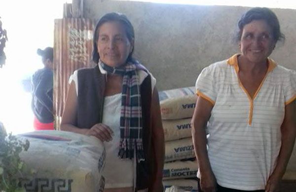 Antorcha beneficia  con cemento a familias de Roatina