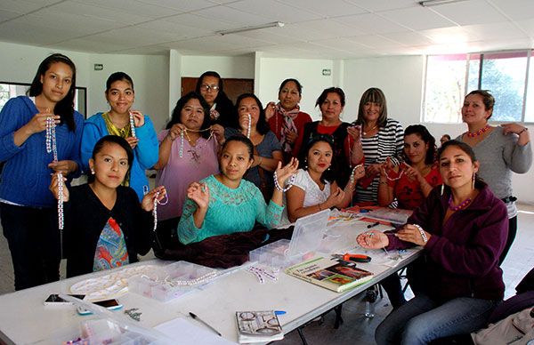 Dan talleres para el autoempleo a madres solteras y adolescentes