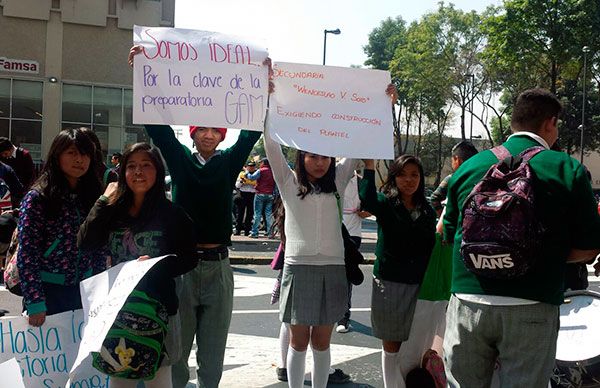 Estudiantes de la CDMX se manifestaron en la SEP; exigen cumplimiento a acuerdos