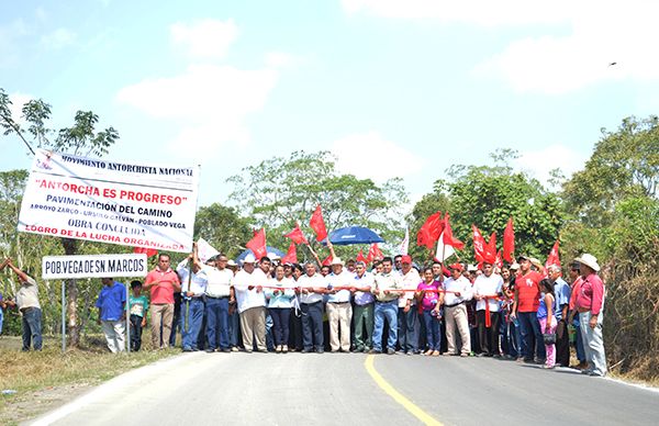 Antorcha inaugura el asfaltado del camino en San Rafael