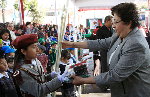 Con la entrega de 82 banderas de México, Chimalhuacán promueve cultura cívica