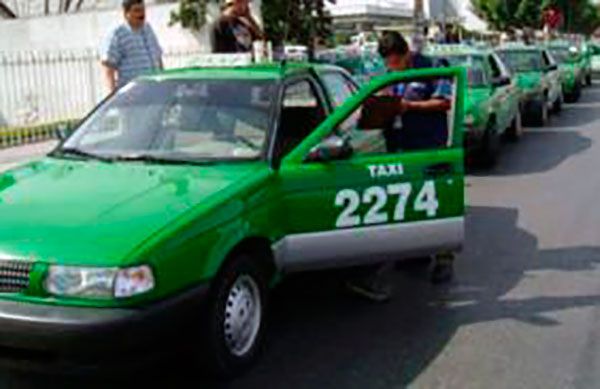 Taxistas denuncian a Tránsito de Axtla por abuso de poder 