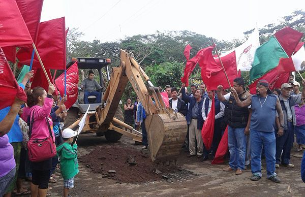 Antorcha da banderazo a obra de asfaltado de camino en San Andrés Tuxtla