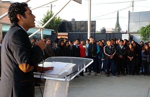 Brindan seguridad a alumnos con la construcción de barda perimetral  