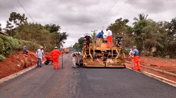 Alcalde antorchista supervisa asfaltado de camino en Soteapan