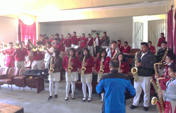 El director de la Orquesta Sinfónica de Chimalhuacán comparte experiencias con estudiantes de Maravatío