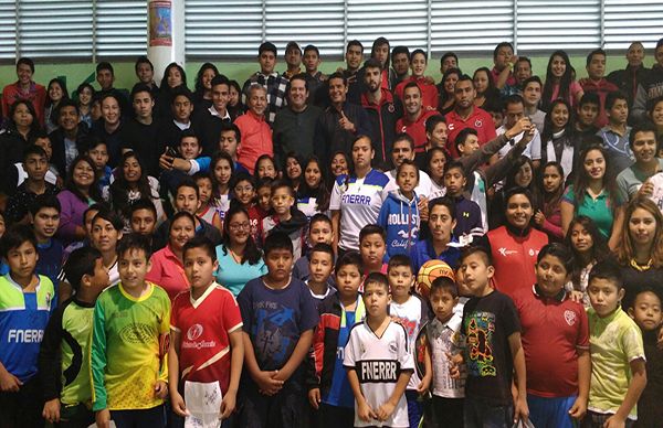 Jugadores del Tiburones Rojos de Veracruz conviven con deportistas antorchistas