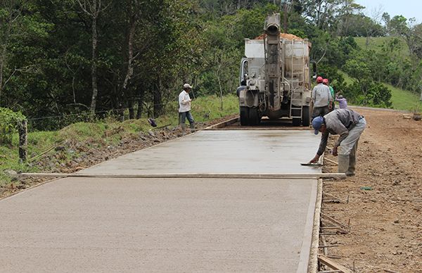 Continúa la construcción de la brecha del maíz  en Soteapan