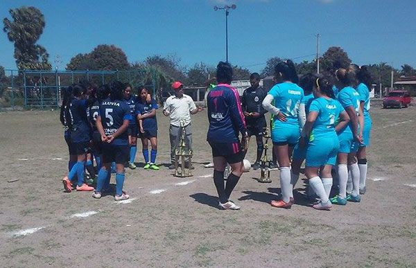 Recibe trofeos Liga Femenil del Júpare