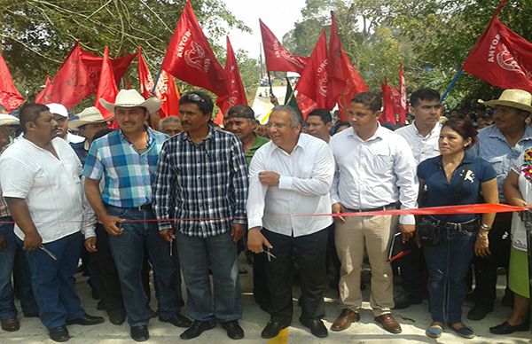 Inauguran antorchistas puente vado en San Andrés Tuxtla