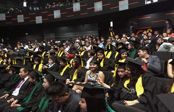 Jóvenes de Chimalhuacán concluyen estudios universitarios