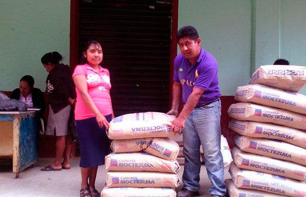 Continúa entrega de cemento, ahora en San Agustín Loxicha 