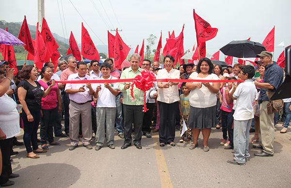 Inaugura Antorcha asfaltado del acceso a la colonia Unión Antorchista de Chiltoyac