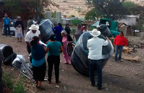 Entrega Antorcha tinacos a familias de la mixteca