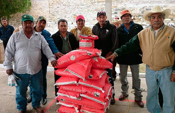 Antorcha entrega apoyos a campesinos de San Carlos 