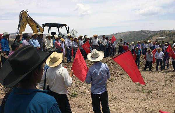 Antorcha da banderazo a construcción de teatro en Zapotitlán Tablas