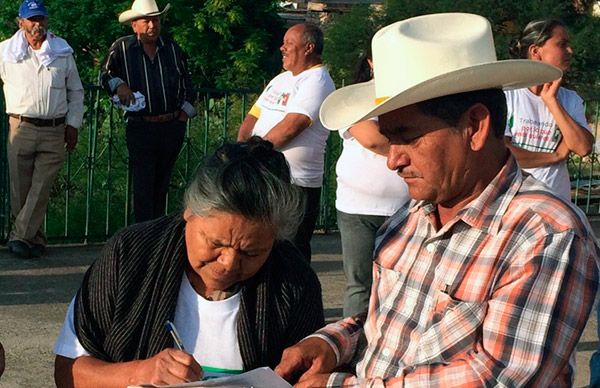 Alcalde antorchista entrega apoyos para mejoramiento de vivienda en Armadillo de los Infante