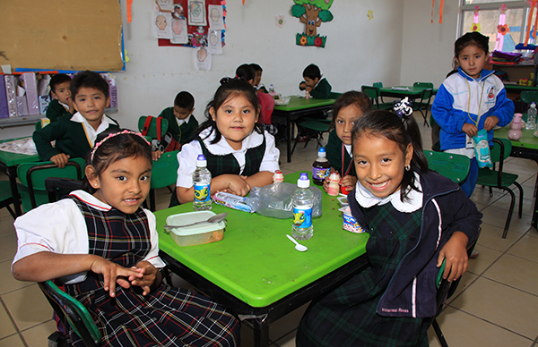 Estrenan obras educativas más de dos mil alumnos de nivel básico