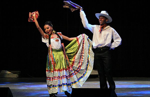 Rondallas y obra de teatro invaden el Teatro Auditorio Acolmixtli Nezahualcóyotl