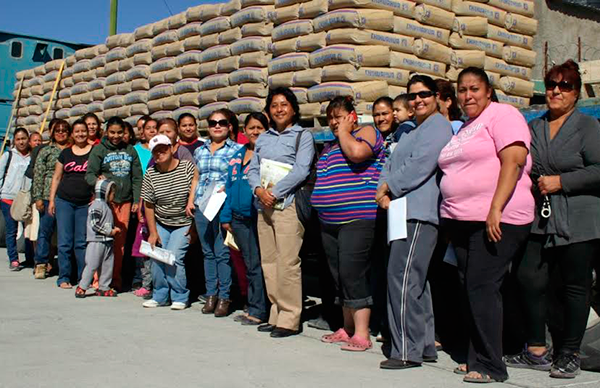 Familias de 14 municipios obtienen 2 mil paquetes de materiales