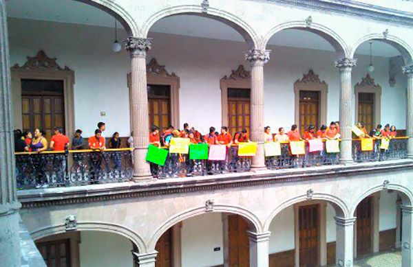  Cumplen con examen y anuncian manifestación