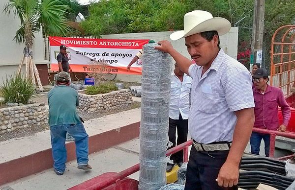 Productores Antorchistas reciben apoyos para el campo