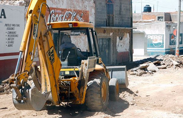 Continúan trabajos de rehabilitación de calles principales en Villa de Ramos  