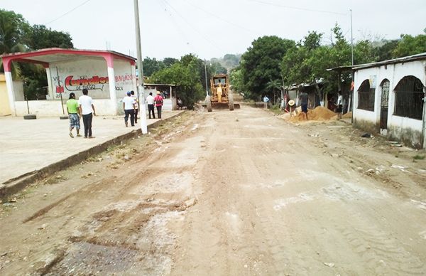 Antorcha logra rehabilitación de calles en Mecayapan