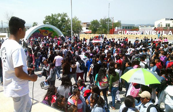 Marchan estudiantes contra el mal gobierno de Angelina Carreño