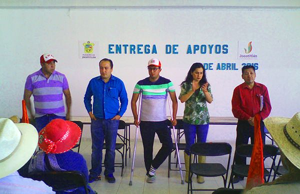 Alcalde de Jocotitlán entrega de apoyos sociales