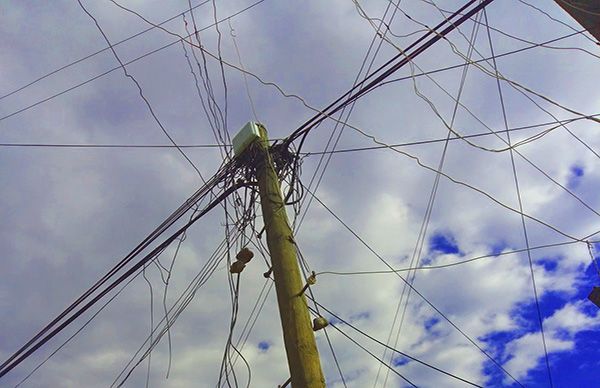 Sufren habitantes de Loma de San Miguel por electricidad precaria